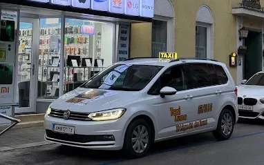Weißer VW Touran von Taxi Luma in Amstetten