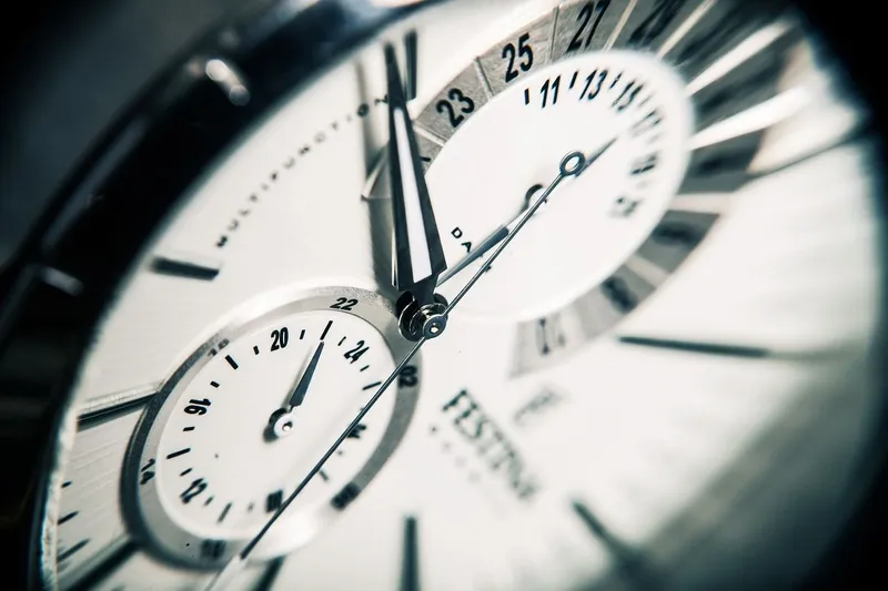 Uhr als Symbol für den Taxiservice rund um die Uhr
