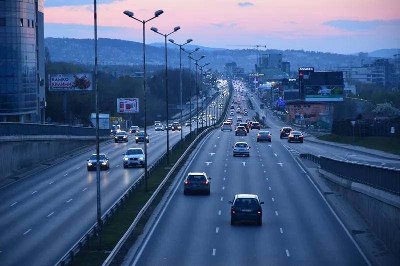 Autobahn in der Abenddämmerung: Kurz- und Langstreckenfahrten