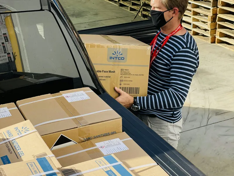 Pakete werden für eine Botenfahrt eingeladen